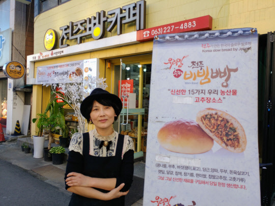 사회적기업 천년누리제과 장윤영 대표가 '전주빵카페'에서 사진을 찍고 있다. <강해령 기자>